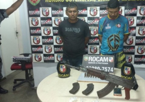 Polícia apreende fuzil AK-47 e mais de 30 munições dentro de casa em Manaus