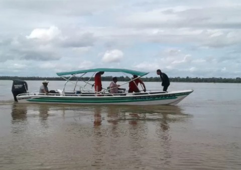 Bombeiros fazem buscas por homens baleados e jogados em rio no Amazonas