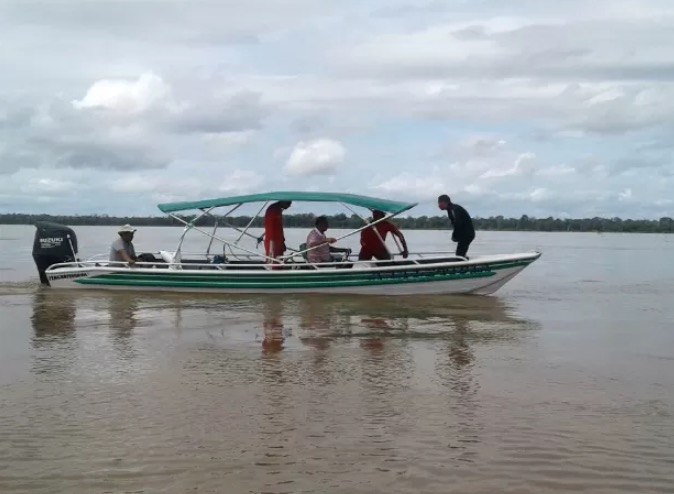 Bombeiros fazem buscas por homens baleados e jogados em rio no Amazonas