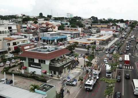 Obras na av. Djalma Batista desviam trânsito e faixa azul é liberada