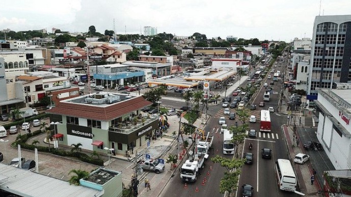 Obras na av. Djalma Batista desviam trânsito e faixa azul é liberada