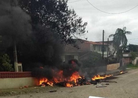 Após sequestro, helicóptero cai e mata três pessoas; um detento sobreviveu