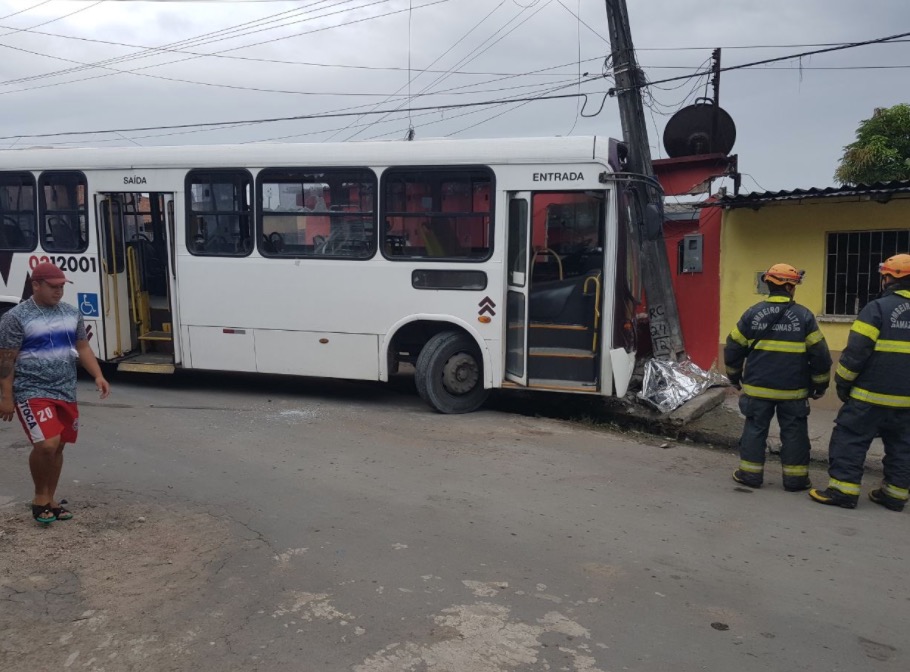 Mulher salva mãe e irmã, mas morre esmagada contra poste por ônibus em Manaus