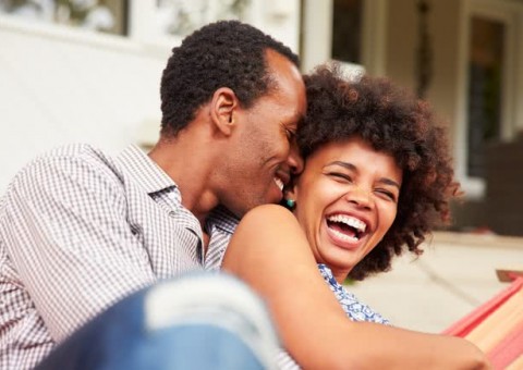 Toque da pessoa amada é capaz de diminuir qualquer dor, diz estudo