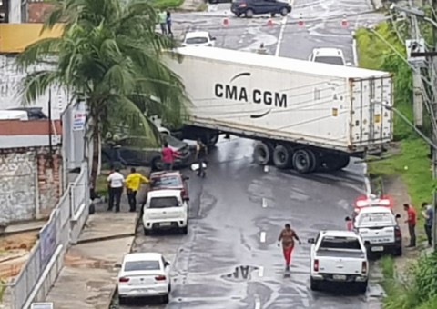 Caminhão desgovernado causa acidente e fecha avenida de Manaus