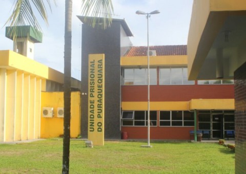 Criminosos usam muro para jogar sacola com celulares e armas dentro da UPP 