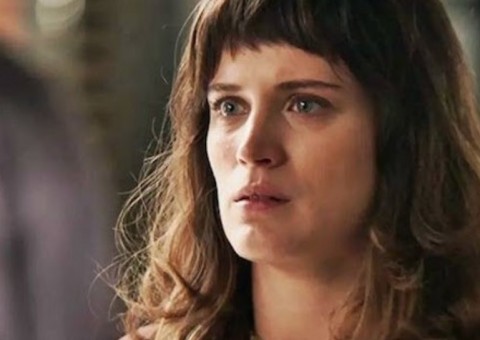 Traída, Clara fica sem dinheiro até para pagar conta de luz