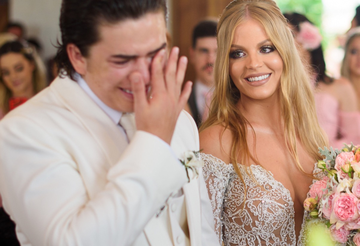 Mulher de Whindersson mostra machucado e revela atraso de noivo no casamento: 'chorei muito'