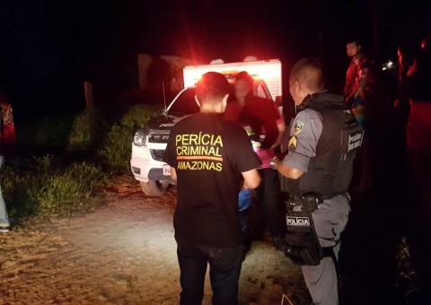 Executado, corpo em decomposição é encontrado com madeira no ânus em Manaus