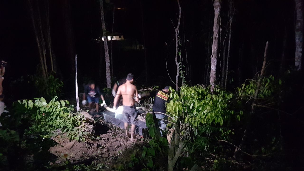 Executado, corpo em decomposição é encontrado com madeira no ânus em Manaus