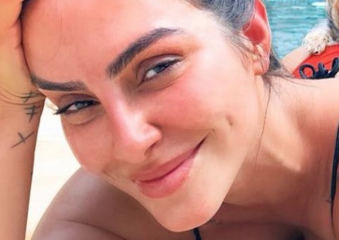     Cleo Pires posa com lingerie cavada e bumbum à mostra