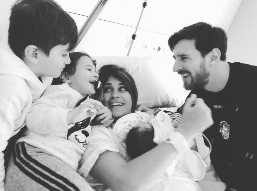 Mulher de Messi mostra primeira foto com jogador e filhos após dar à luz