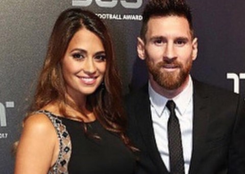Mulher de Messi mostra primeira foto com jogador e filhos após dar à luz