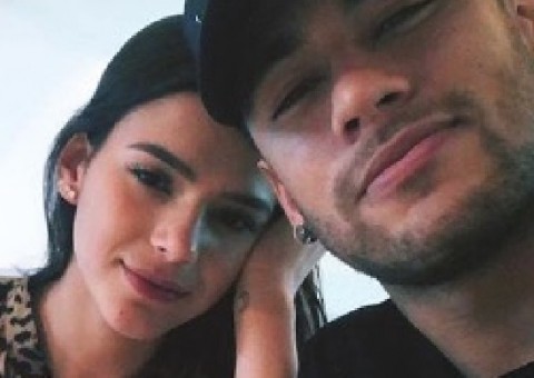  Bruna Marquezine vai de helicóptero para mansão de Neymar e posa com craque