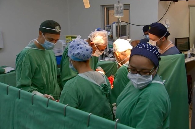 Primeiro transplante duplo de pulmão é feito em adolescente de 17 anos