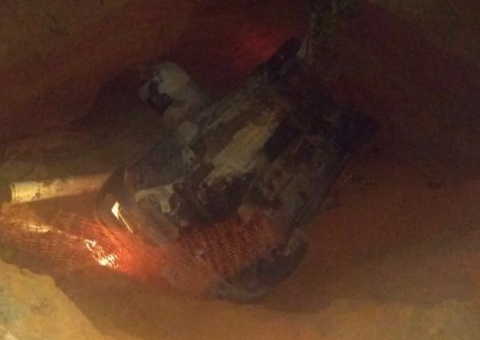 Carro cai dentro de cratera gigante que engoliu rua em Manaus