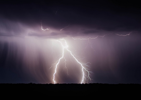 Raio atinge igreja deixando 16 mortos e 140 fiéis feridos