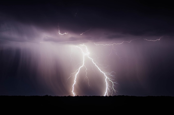 Raio atinge igreja deixando 16 mortos e 140 fiéis feridos