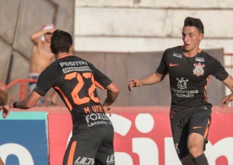 Com gols de defensores, Corinthians vence o Botafogo