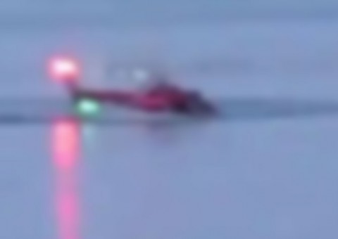 Vídeo flagra momento que helicóptero cai em rio e mata duas pessoas