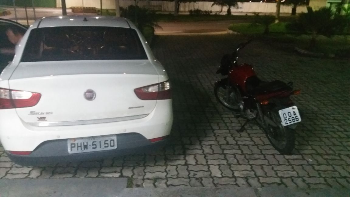 Homem é preso e adolescente é apreendido suspeitos de roubar veículos em Manaus