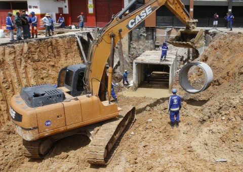 Em domingo de sol, obras na Avenida Djalma Batista avançam