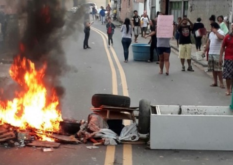 Há 3 meses sem água, moradores bloqueiam rua e fazem manifestação em Manaus