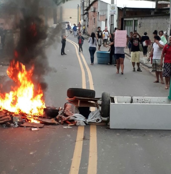 Há 3 meses sem água, moradores bloqueiam rua e fazem manifestação em Manaus