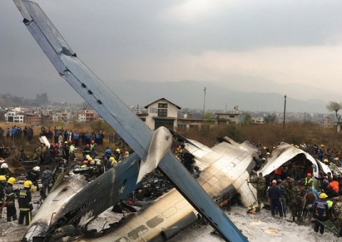 Avião com 67 pessoas cai em aeroporto do Nepal e ao menos 50 morrem