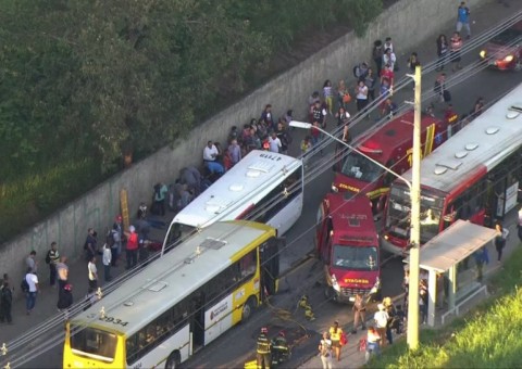 Acidente entre ônibus deixa 23 feridos em São Paulo