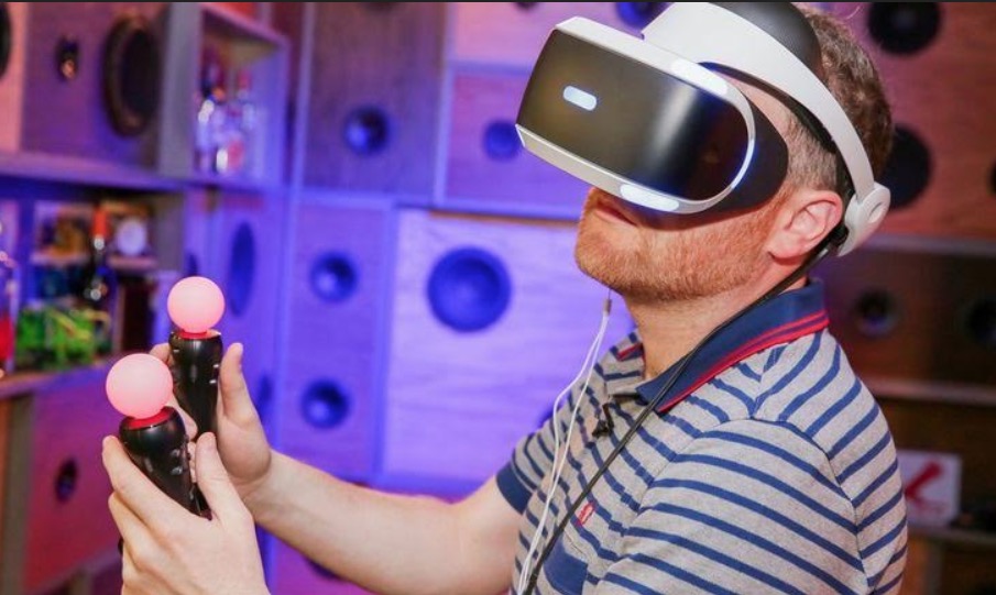 Realidade Virtual, exposição de quadros e produtos geeks movimentam shopping em Manaus