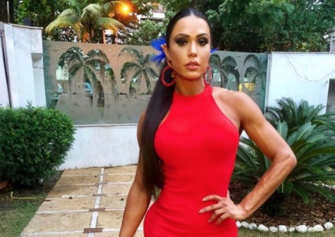 Gracyanne Barbosa hipnotiza com bumbum gigante de fio dental