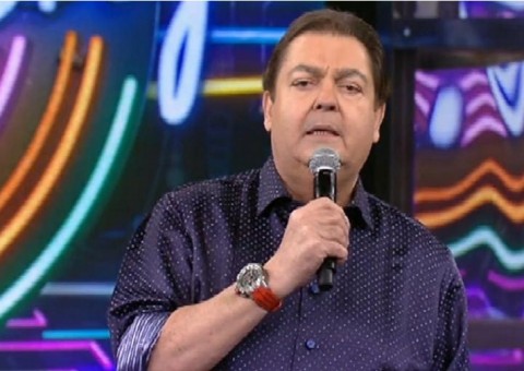 Faustão se revolta e detona música de fim de ano da Globo