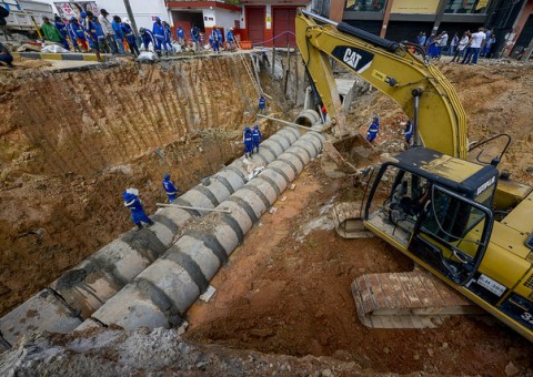 Obra de instalação de nova drenagem em avenida de Manaus chega a 50%