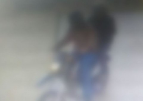 Motoqueiros misteriosos tentam executar homem com três tiros em Manaus