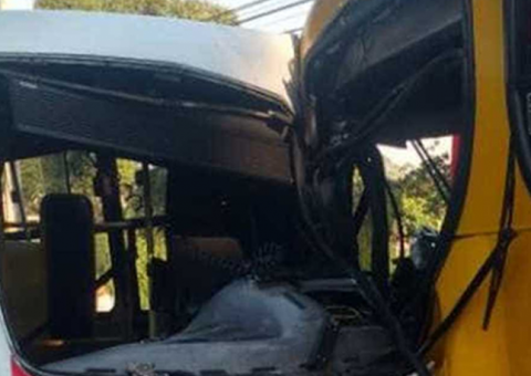 20 pessoas ficam feridas após dois ônibus colidirem de frente