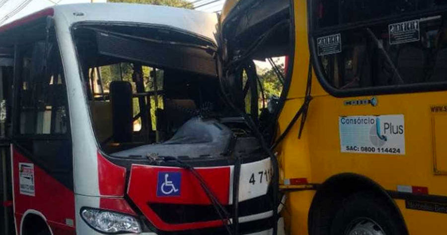 20 pessoas ficam feridas após dois ônibus colidirem de frente