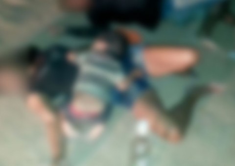 No meio de estrada, bebê é encontrado dormindo com pais bêbados no Amazonas