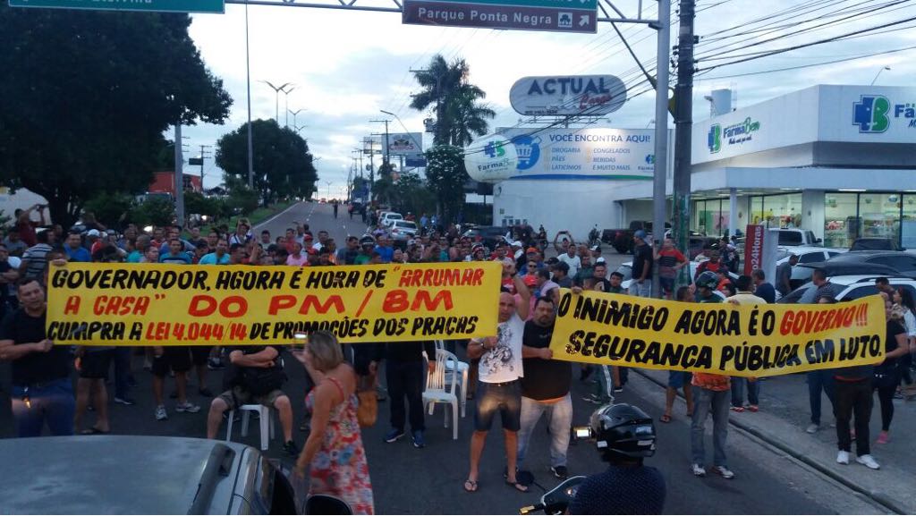 Policiais Militares fecham avenida de Manaus durante manifestação