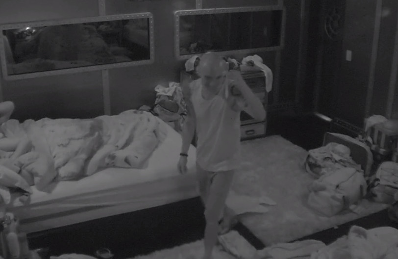 BBB18: Após esquentar clima entre Patrícia e Kaysar, Ayrton acha camisinha na cama 