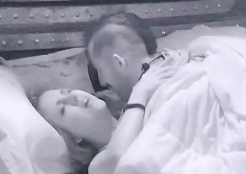 BBB18: Com muitos gemidos, Patrícia e Kaysar movimentam edredom loucamente