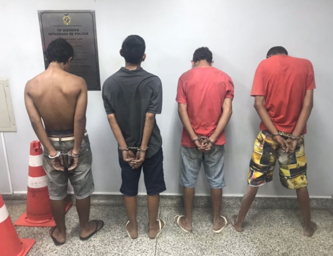 Armado com facões, quarteto invade e rouba condomínio em Manaus