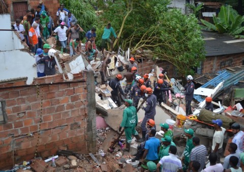 Um bebê e outras duas pessoas da mesma família morrem após prédio desabar