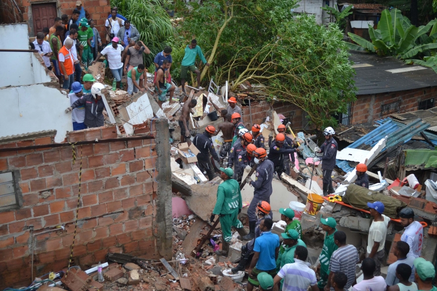 Um bebê e outras duas pessoas da mesma família morrem após prédio desabar