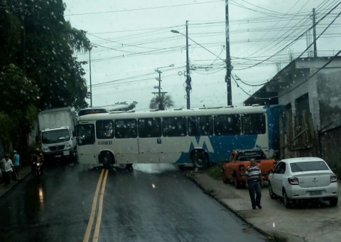 Acidente faz ônibus invadir casa e fechar avenida de Manaus