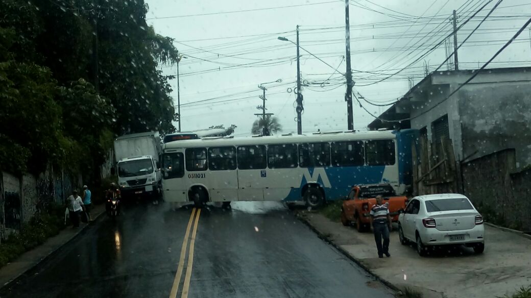 Acidente faz ônibus invadir casa e fechar avenida de Manaus