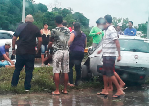 Durante forte chuva, motorista perde controle e carro fica destruído na AM-070