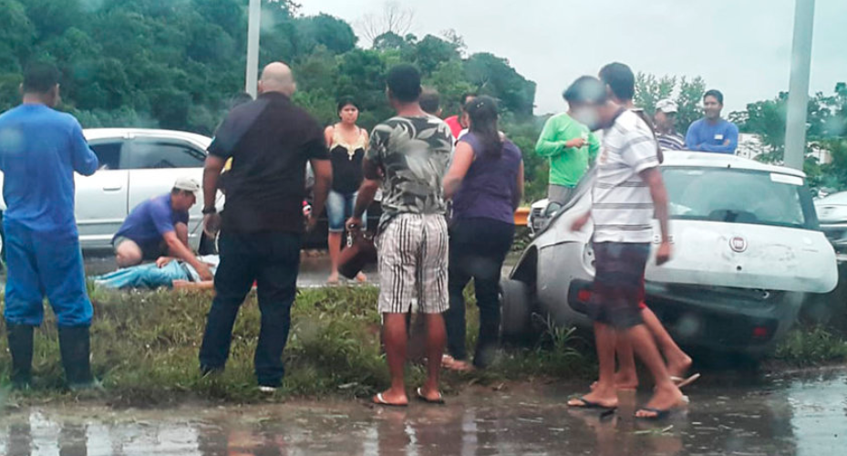 Durante forte chuva, motorista perde controle e carro fica destruído na AM-070
