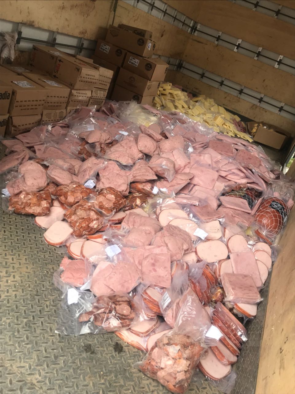 Gerente é preso e duas toneladas de produtos vencidos são apreendidas em Manaus