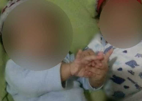 Casal deixa filhos sozinhos ao viajar e pior acontece com gêmeo de 7 meses